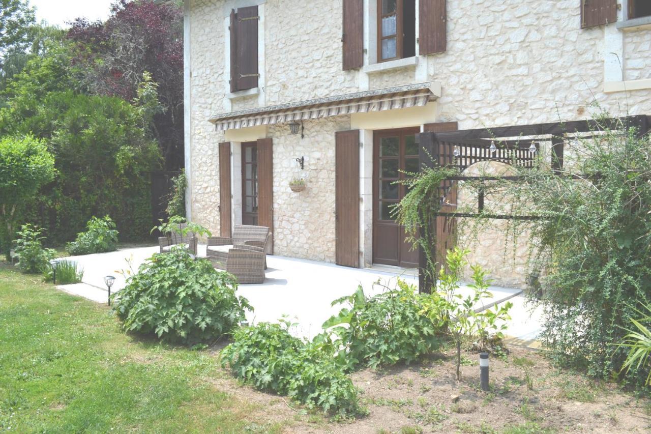Les Bruyeres B&B Montbron ภายนอก รูปภาพ