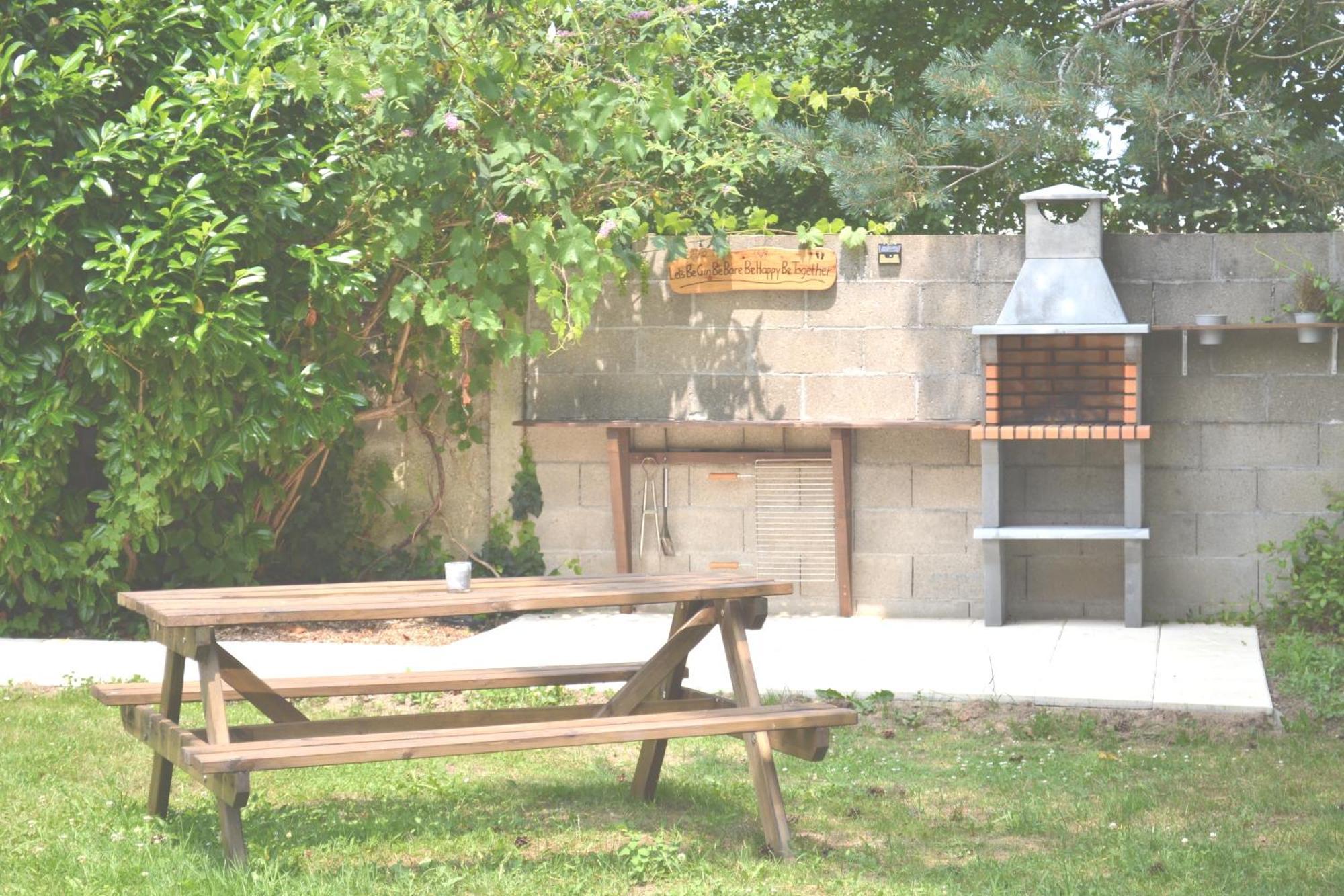 Les Bruyeres B&B Montbron ภายนอก รูปภาพ