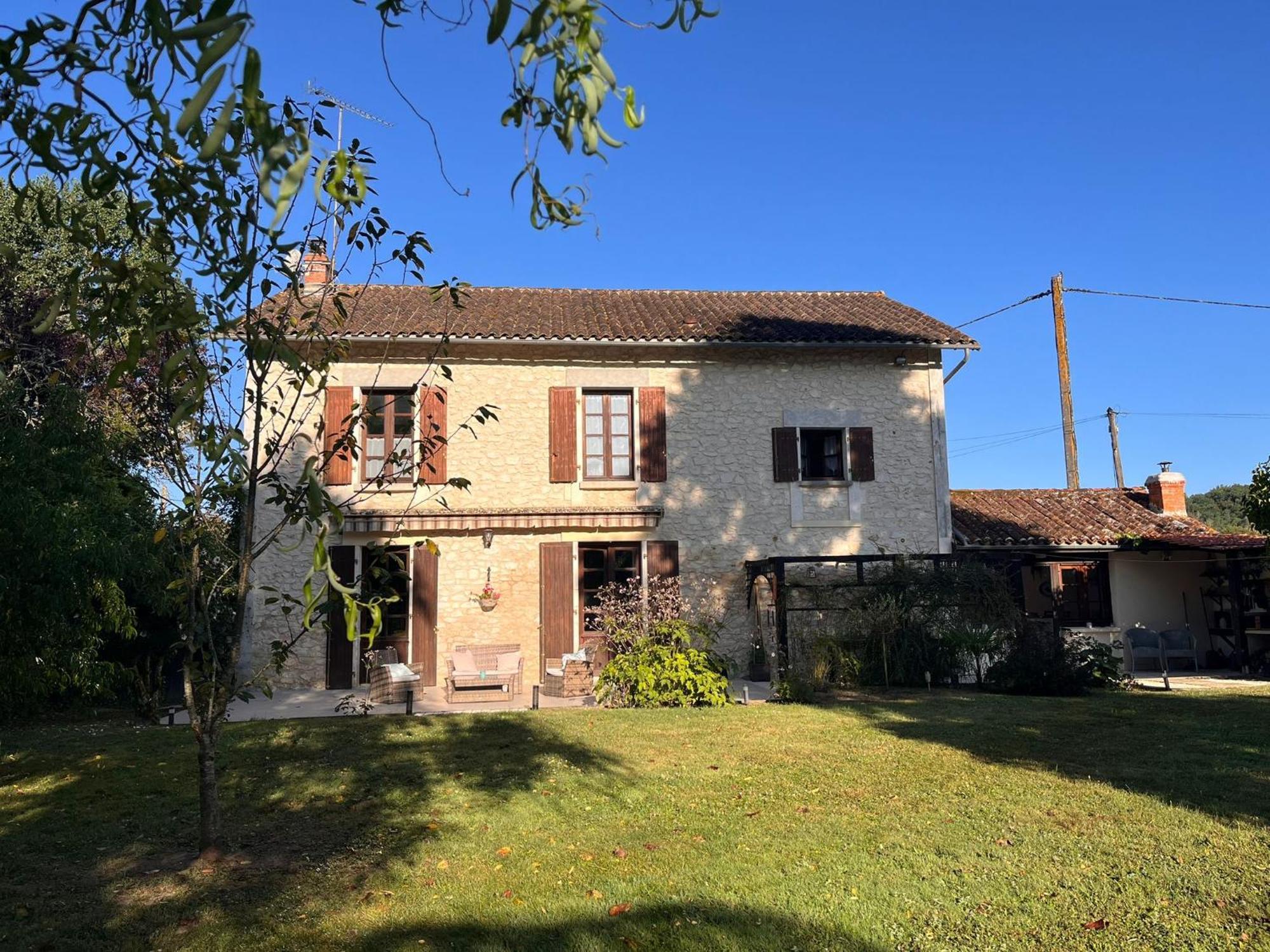 Les Bruyeres B&B Montbron ภายนอก รูปภาพ