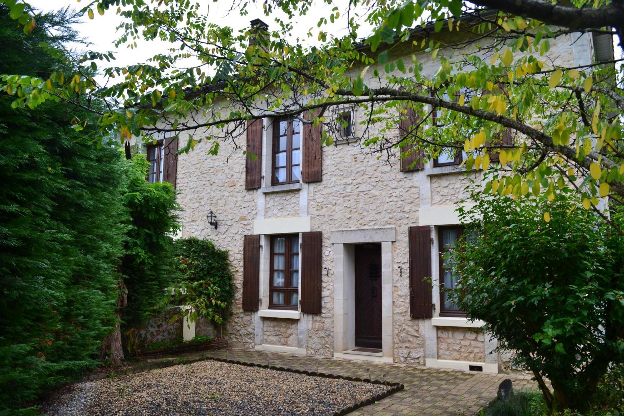 Les Bruyeres B&B Montbron ภายนอก รูปภาพ