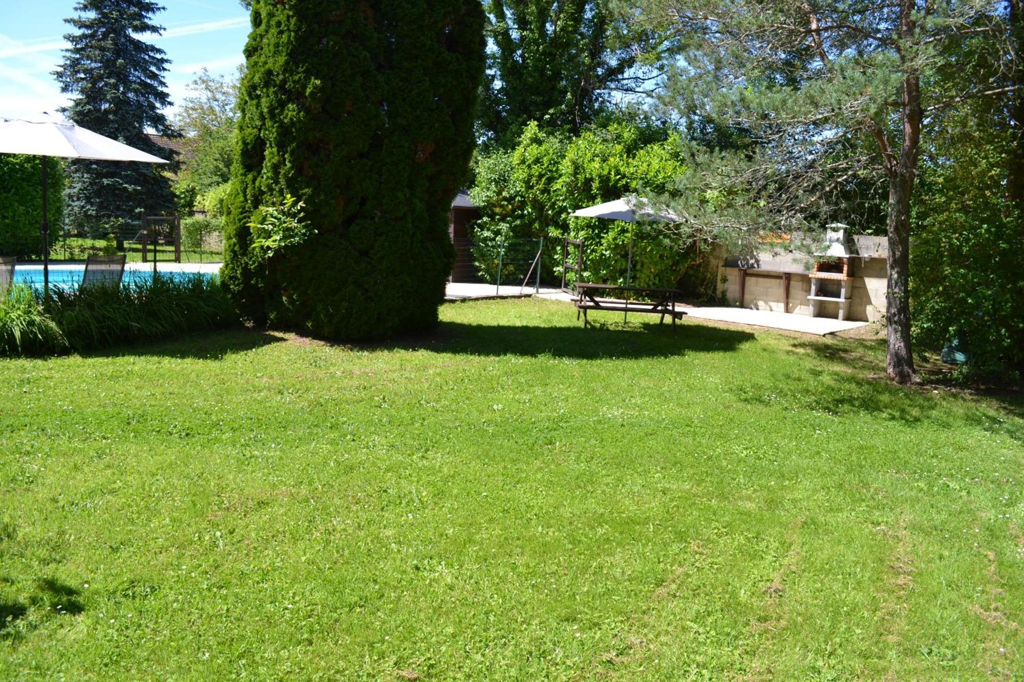 Les Bruyeres B&B Montbron ภายนอก รูปภาพ